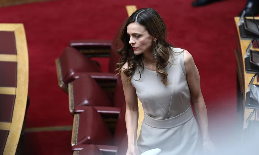 Βουλή: «Όχι» στην επίσημη αναγνώριση του όρου γυναικοκτονία - Παρέμβαση Αχτσιόγλου
